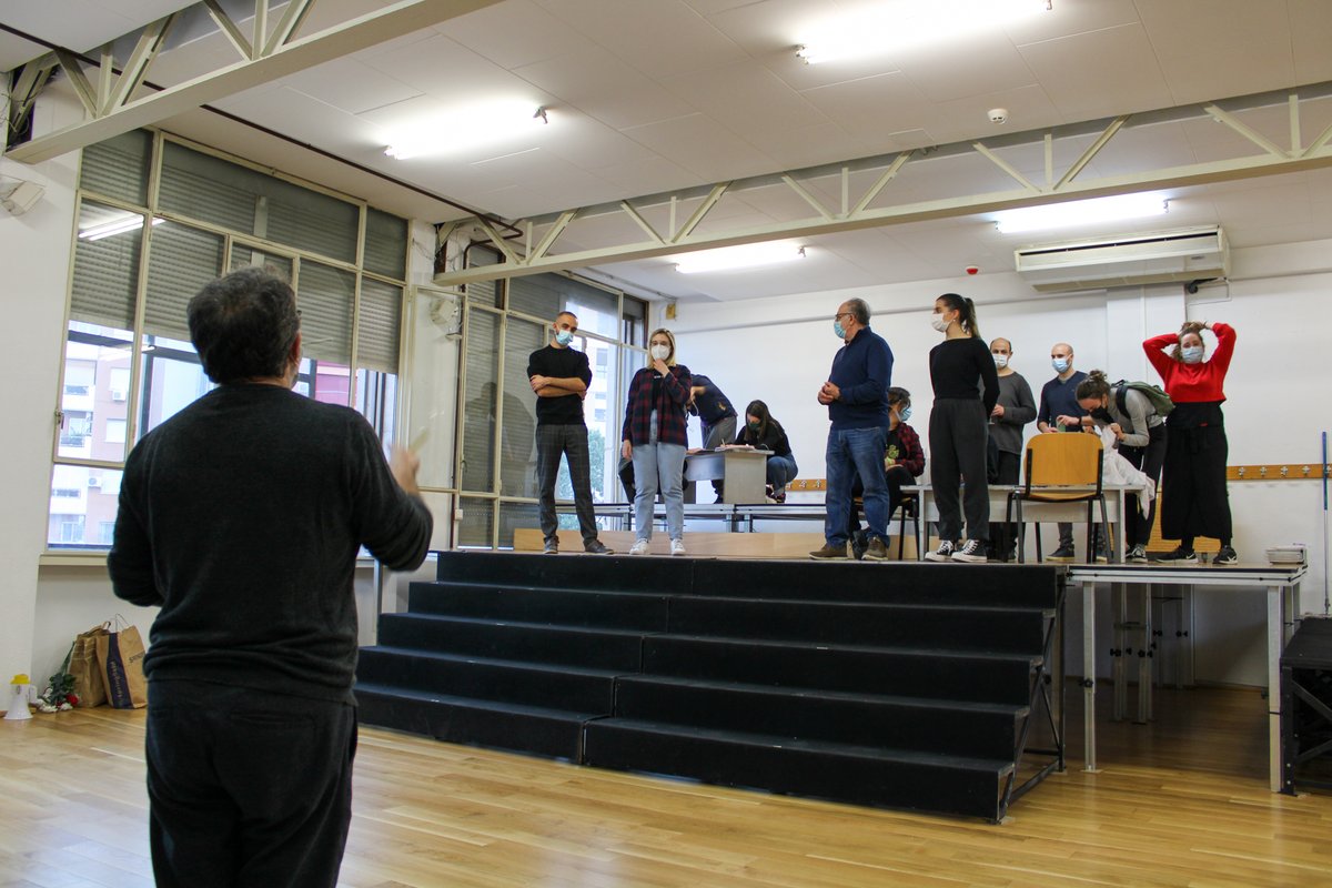 FundacioUV's tweet photo. 🧠Direcció:Pep Sanchis,Núria Martín
🖊Adaptació:Javier Sahuquillo,Borja López
👥Intèrprets:Bruno Tortosa,@celiajorda7,@edugi94,Juanjo Tomàs,@elidiegar,Aarón Sánchez,@algepss,@mellamaneu,@luciacsg_,Alba Navarro,Joanvi Ferrer,@purimascarell,David Mendez,Candela Martín i Javi Arenas https://t.co/ASJEckdoi6