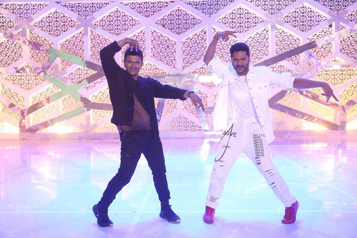 Meghashanthkuma's tweet photo. ಡ್ಯಾನ್ಸ್ ಕಿಂಗ್ ಜೊತೆ ಕರುನಾಡ ಡ್ಯಾನ್ಸ್ ಕಿಂಗ್
#PuneethRajkumar
#Appu
#Prabhudev
#Appudance https://t.co/ocS7QfIjfD