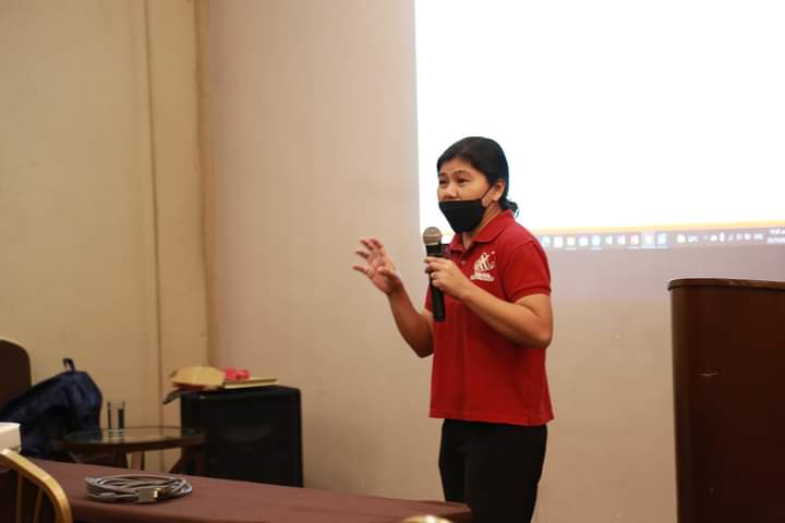 DSWDfo7's tweet photo. Regional Monitoring and Evaluation officer Julius Villanueva and Project Development Officer II, Kate Rodriguez presented the accomplishment and status of implementation of associations in the cities and municipalities of the region. @dswdserves @dswd_livelihood https://t.co/9VsmVO89fV
