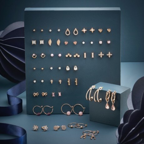 Have you got an earring queen within your friends and family? 🤔

That is not even the best part, this unbelievable earring lovers set is just £10 this campaign! 🤯

wu.to/QGL0FQ

#Earrings #Jewellery #Christmas #ChristmasGiftIdea #GiftIdeas