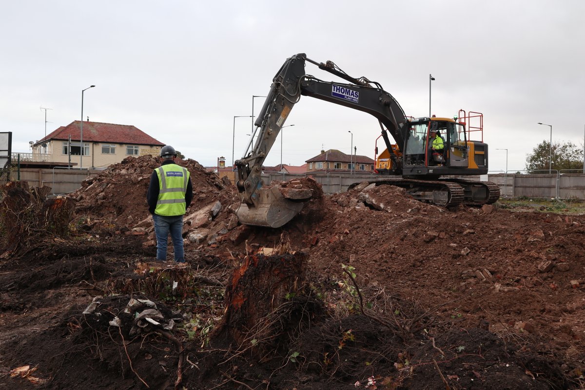 MarkJamesCBS's tweet photo. Progress is being made at our most recent project in Rhyl, where we are building and fitting out a New Build McDonalds. Tarmac and kerbs have been removed, the site has been cleared, geostabilisation works carried out and work has begun setting out for the piling #contractor https://t.co/1CRbasWjZb