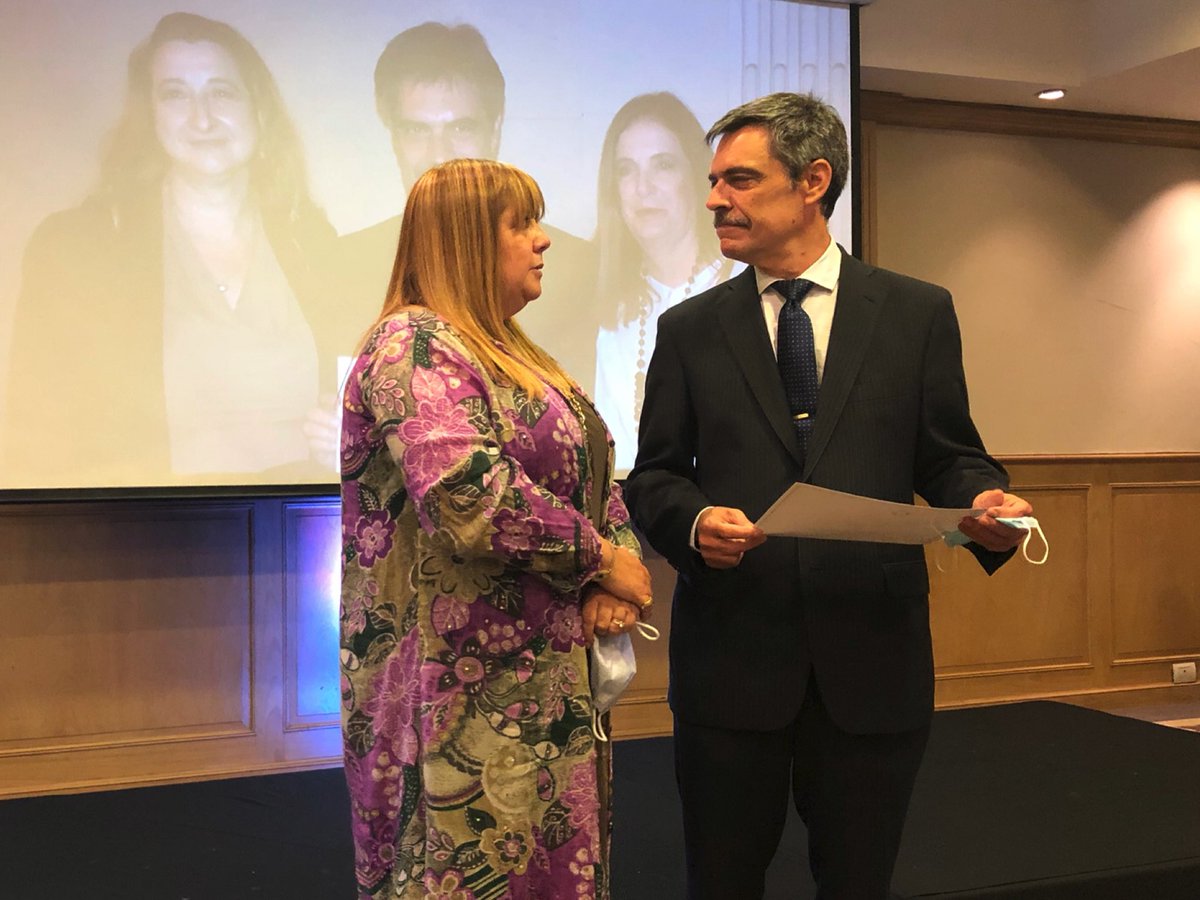 Recibe el reconocimiento FESS 2021 a la excelencia médica el Dr. Carlos Damián <a href="/Carlos_Damin/">Carlos Damin</a> de manos de Marisa Aizenberg <a href="/saludyderecho/">Dra Marisa Aizenberg</a>