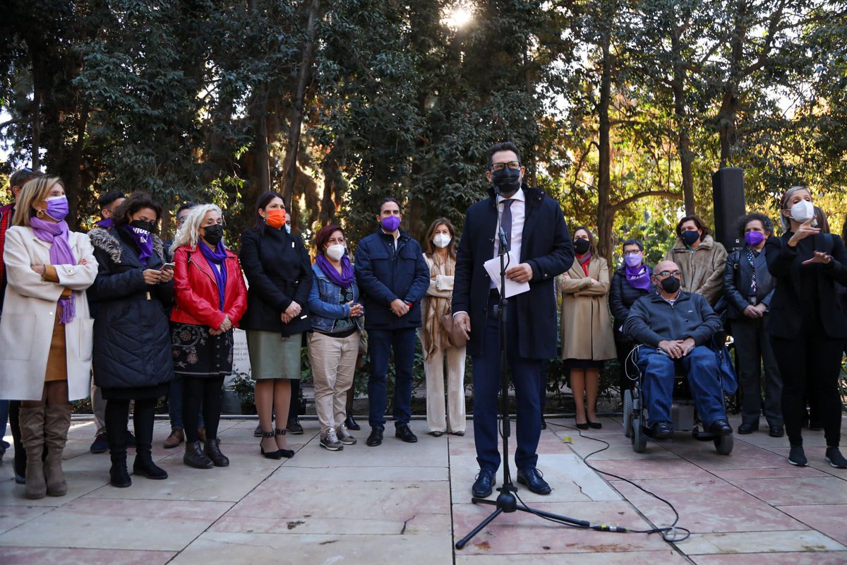 malaga's tweet photo. Hoy, 25 de noviembre, se ha celebrado un homenaje a las mujeres víctimas de violencia de género en el monolito situado en el Paseo del Parque, con la presencia del concejal de Igualdad, @fjpomares, miembros de la Corporación Municipal y representantes de otras instituciones https://t.co/tz6eNizX0v