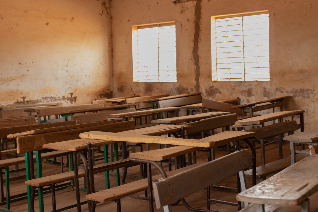 OCHABurkina's tweet photo. A la date du 31 octobre 2021, le nombre d’écoles fermées passent de 2244 à 2 877 soit 
+ 633 nouvelles fermetures. Cela représente 11,01% des 26 123 établissements scolaires. Ces 
fermetures affectent 344 363 élèves soit 159 751 filles, 184 612 garçons.@onubf #Educationcannotwait https://t.co/AprW3l5sg5