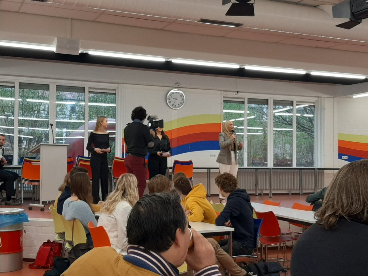 toostenrijk's tweet photo. Vandaag in een andere rol, juryvoorzitter bij het Debattournooi in het Daltoncollege #Overkampweg #Dordrecht tussen verschillende scholen. Nu 2 debatrondes achter de rug, vanmiddag de 3e en finaleronde. https://t.co/ZInu4kcoKs