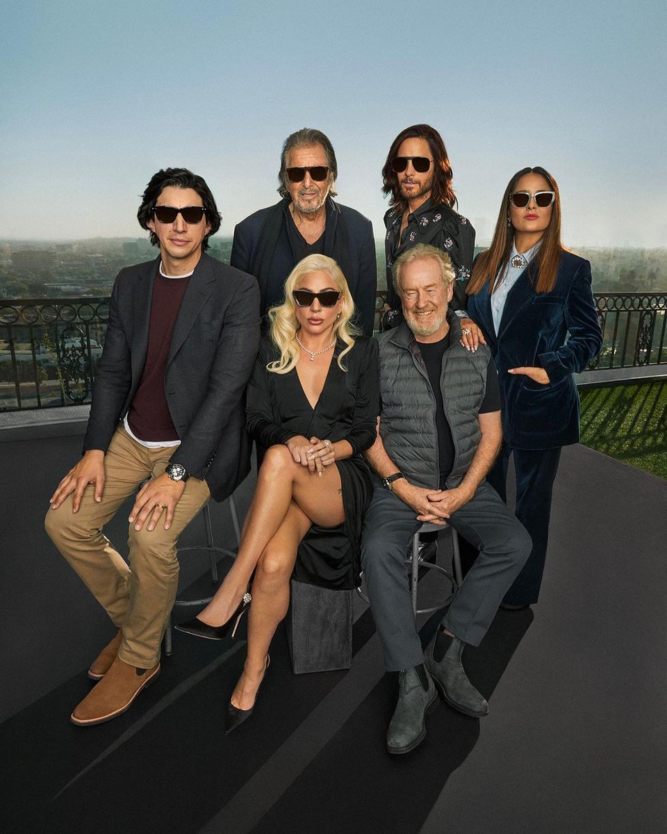 VogueFrance's tweet photo. "Happy Thanksgiving from the Guccis !" La photo de famille de "House of Gucci" a récolté pas moins d'1 million de likes et on comprend pourquoi.

© Instagram Lady Gaga https://t.co/LakSlPVjmd