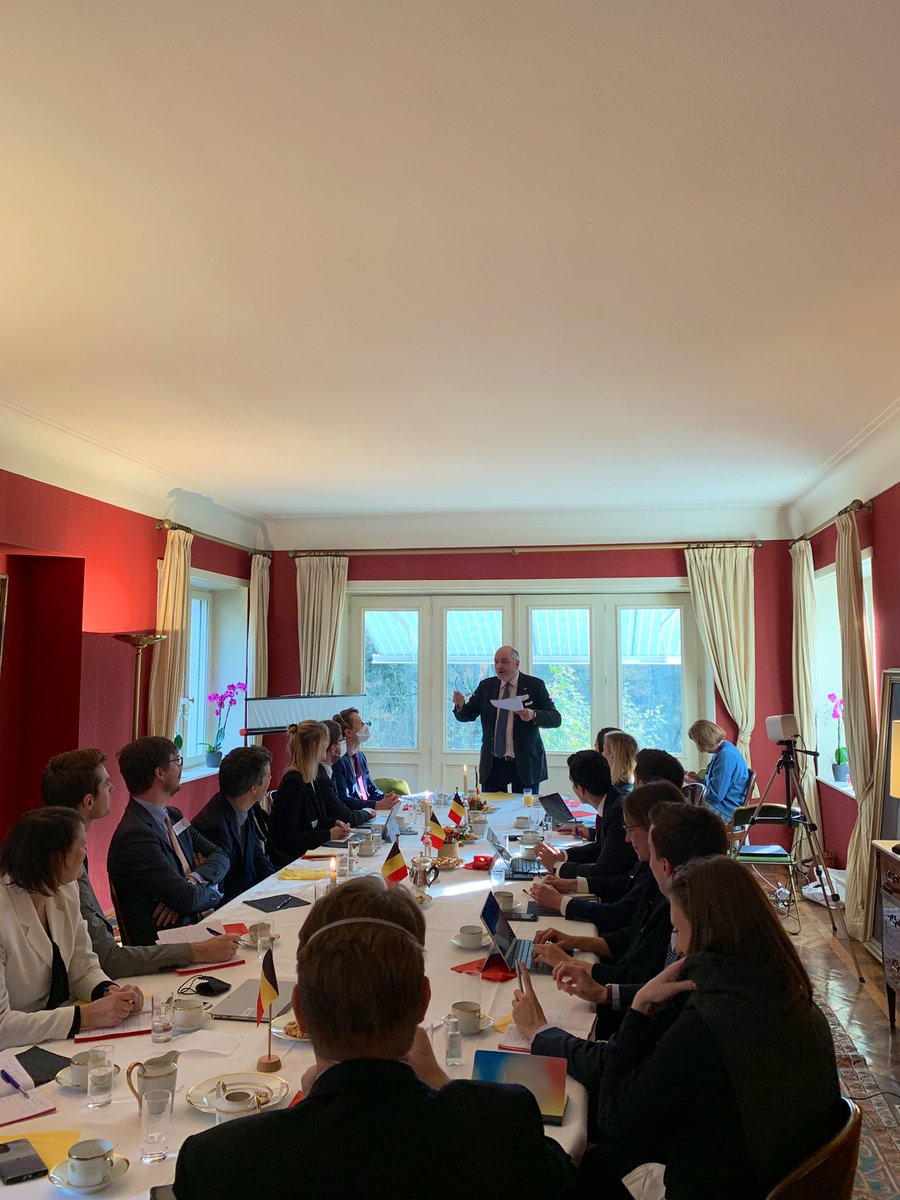 BelgiumLux's tweet photo. Briefing aan @YD_Belgium over de werking van onze #ambassade 👉 hechte #bilaterale relaties, een grote Belgische populatie en een sterke verwevenheid met de #EU. @ThomasLambertBE @MFA_Lu @AmbassadeLuxBxl @BelgiumMFA #belux100 https://t.co/mMC96P3aHR