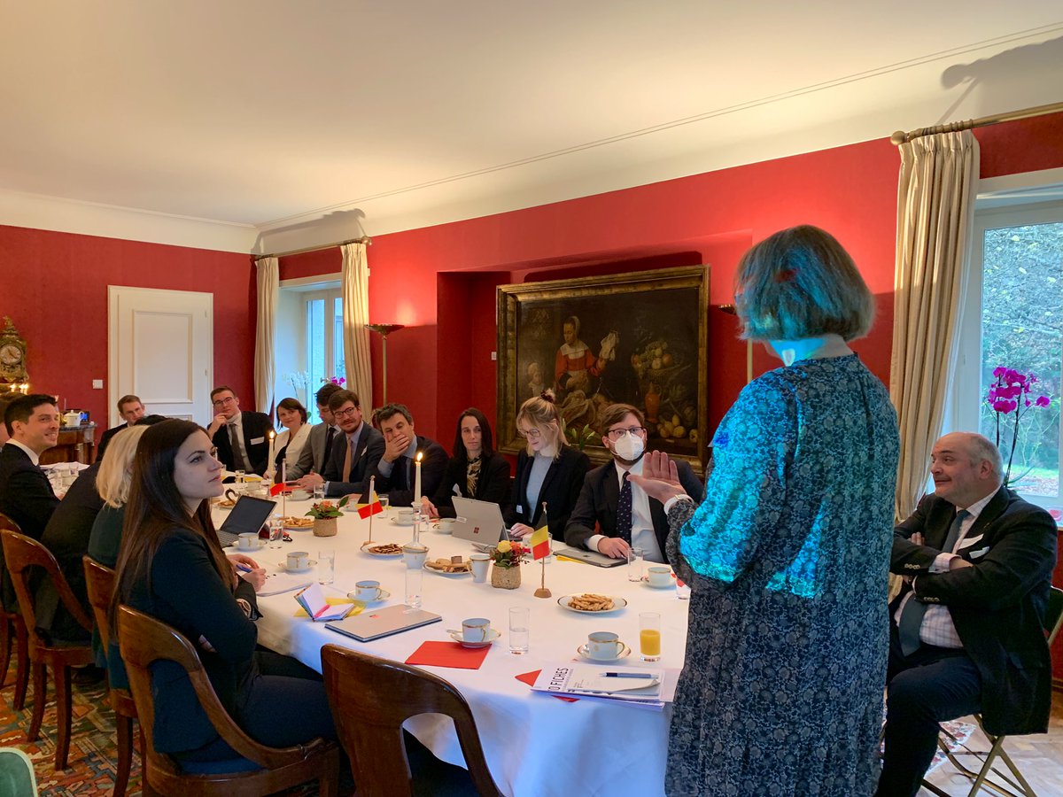 BelgiumLux's tweet photo. Briefing aan @YD_Belgium over de werking van onze #ambassade 👉 hechte #bilaterale relaties, een grote Belgische populatie en een sterke verwevenheid met de #EU. @ThomasLambertBE @MFA_Lu @AmbassadeLuxBxl @BelgiumMFA #belux100 https://t.co/mMC96P3aHR