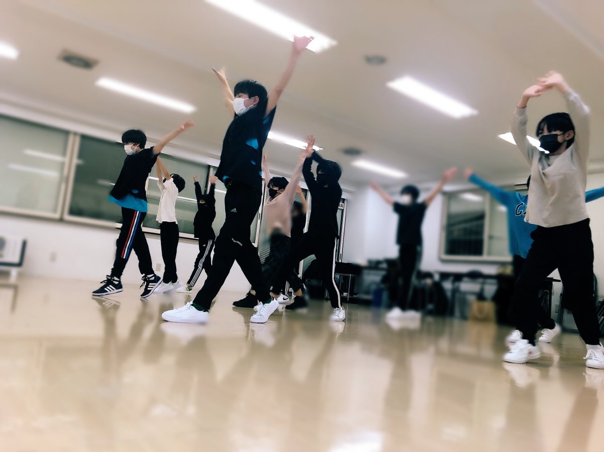 ebi_dan's tweet photo. Episode of #山本龍人 & #米尾賢人 // #DDD_超特急 出演に向けてキッズダンサーを引っ張ることになった2人。最初は自分から声をかけることが出来なかったものの、本番当日の出番直前には自ら声をかけて円陣を組んでからステージに向かっていました。超特急と一緒に最高のステージを作るために…!! https://t.co/8llE147Ngz