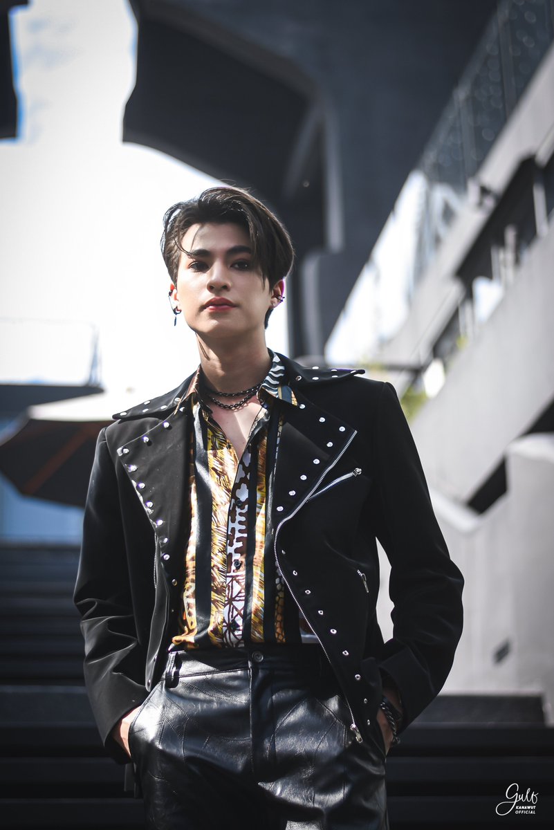 Gulfkanawutofc's tweet photo. ยืนหล่อๆ รอดูเอ็มวีแล้วครับ 😉

WYSSMV OUT NOW 
#WYSS_MV https://t.co/o8DY4B7N8a