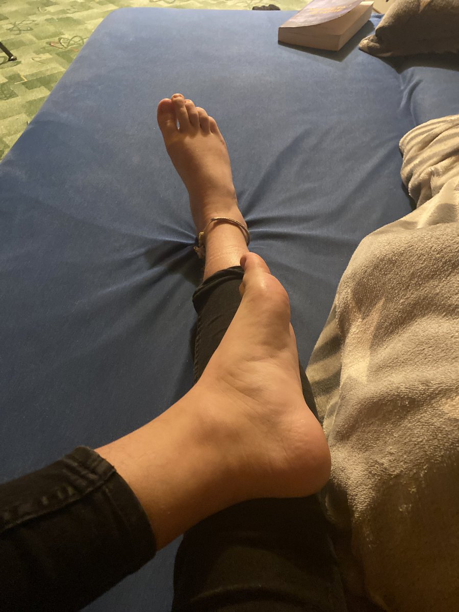KtorejTa's tweet photo. Który z was psy by wymasował moje zmęczone stópki? #paypig #findom @ElitePromoFeet @PolishFootSlave https://t.co/q6c9e0iiqN