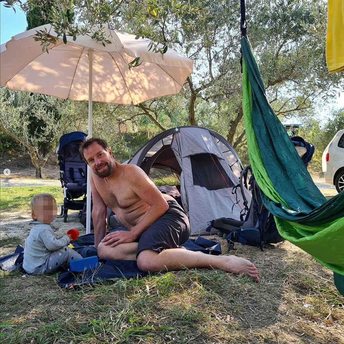 DustyBootsBlog's tweet photo. Wir haben uns in der 1. Woche für die absolute Minimalversion entschieden: ein #Zelt zum Schlafen, eine Hängematte zum Chillen &amp; die Picknickdecke zum Essen.

Dustyfood inklusive 🙈

Man sagt ja Dreck sei gut für Kinder... Die #Auswilderung lief jedenfalls schon mal gut an https://t.co/4Lv09ncvhZ