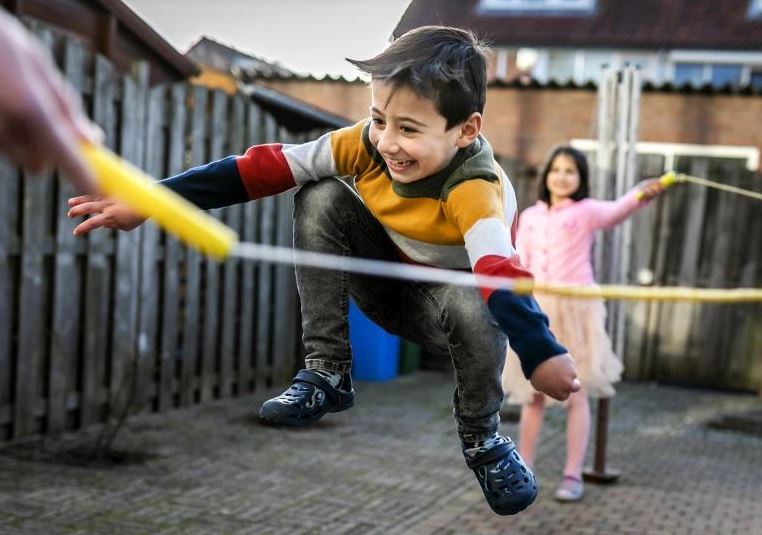 Niet alle kinderen groeien op met gelijke kansen. Daarom gaat het @OranjeFonds wijkinitiatieven voor kinderen ondersteunen. Dus heb jij een wijkgericht initiatief die kansen voor kinderen vergroot? Doe mee aan het nieuwe programma via 👉 bit.ly/3r51NIt.