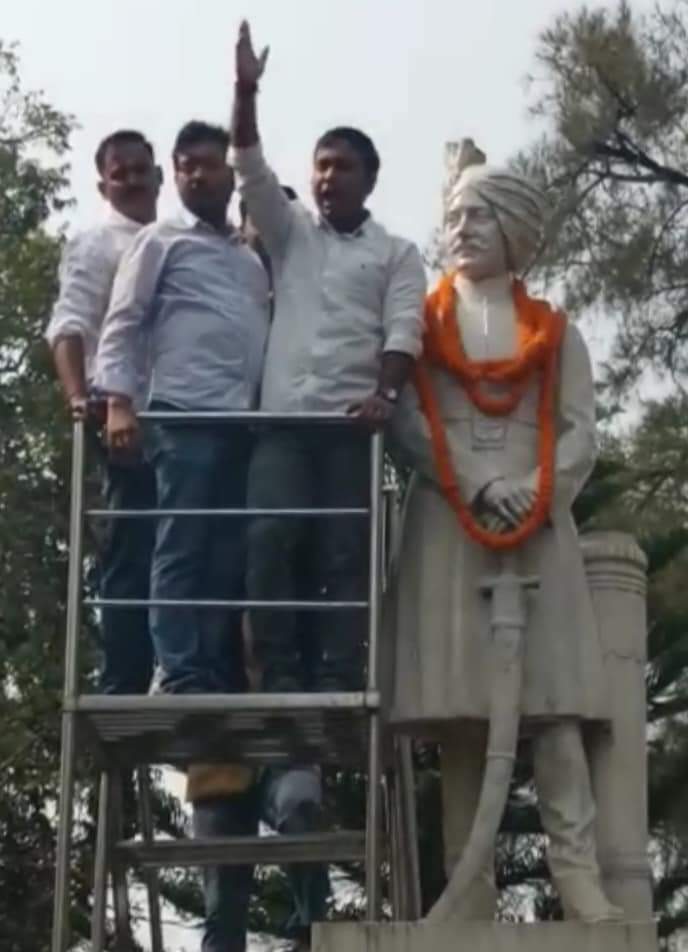 sujeetsingh4bjp's tweet photo. Paid tribute to Maharaja Sri Ram Chandra Bhanja Deo during my Baripada visit with my Yfa Colleagues.
#YFA #yfateamdeclaration #YouthForAction https://t.co/XEcICw7pvy
