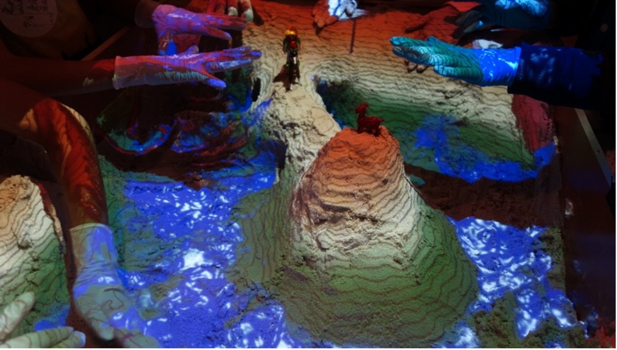 EfgInfo's tweet image. The latest #EFGeoBlog presents “The Augmented Reality Sandbox – an innovative tool to teach #geosciences as experienced during the 2021 Researcher’s Night @WiseNight2021 in Brussels”. Thanks to our colleagues at @GSBelgium for this guest post! bit.ly/3xe2pw5