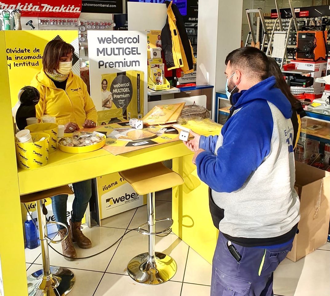 hbbarral's tweet photo. Maravillosa jornada gracias a nuestros amigos de @SGweberES Ayer estuvieron en nuestra sede de #mejorada repartiendo simpatía y regalos 🎁¡y lo pasamos fenomenal con nuestros clientes!👏🏻 https://t.co/mVxbe6PZp7
 #YellowWinter #YellowWeek #hbbarral #weber #multigel #webercol https://t.co/lRmTzibX5N