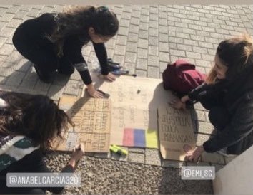 EmiBailes's tweet photo. 2019, preparando nuestras pancartas, para gritar por las que no están, y para que siempre estemos. 
Como mejor sabemos hacer, en las calles. 
Lo que veo es sororidad. Gracias por este espacio tan seguro, hermanas. Mi corazón está hoy con vosotras 🏡💜 https://t.co/ekQmZEdR47