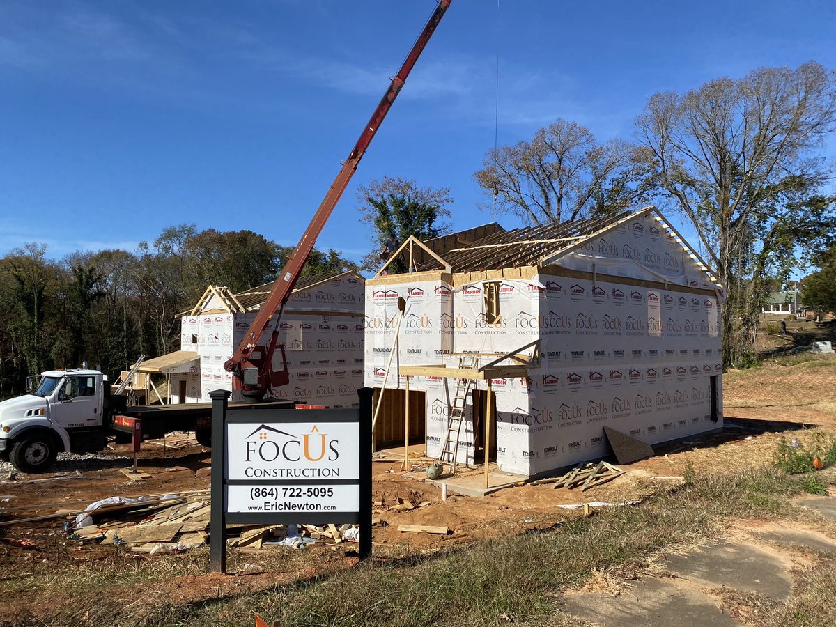 EricBNewton's tweet photo. Setting trusses at Gignilliat houses in downtown #Seneca ! #ComingSoon #ThinkOconee #ClemsonRealEstate #FocusConstruction https://t.co/XDJ5uNX2SY
