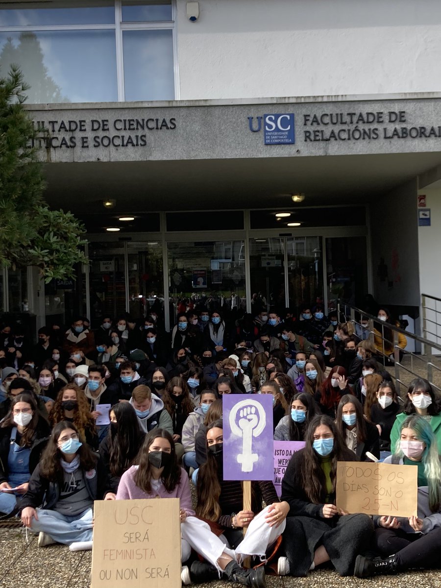 urxe_usc's tweet photo. A USC SERÁ FEMINISTA OU NON SERÁ ✊✊
CONTINUA A LOITA 👏 https://t.co/5u8hAxG20k