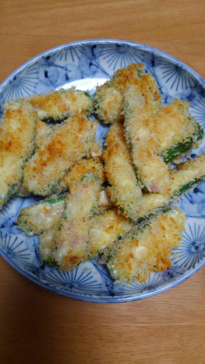 yoshimaru2018's tweet photo. すかふ君に教えてもらったハラペーニョホッパー作ってみました。本当はもっと衣が厚くなるはずだけど小麦粉がちょっとしかなかったので薄め。油で揚げずに油で炒めたパン粉をつけてオーブンで焼いて作りました。 https://t.co/QAAEh7JeO6