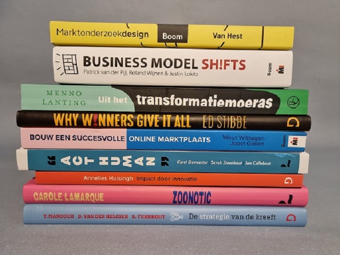 pimonline's tweet photo. Wie oh wie wint de PIM Marketing Literatuur Prijs 2021? We weten het vanmiddag. Wil jij alle genomineerde auteurs horen vertellen over hun boek? Meld je dan snel aan voor ons online event: https://t.co/cqAopGNUCL 
We starten om 16:45 uur!

#marketingboek #pim #marketingliteratuur https://t.co/m5bqdyLZvY