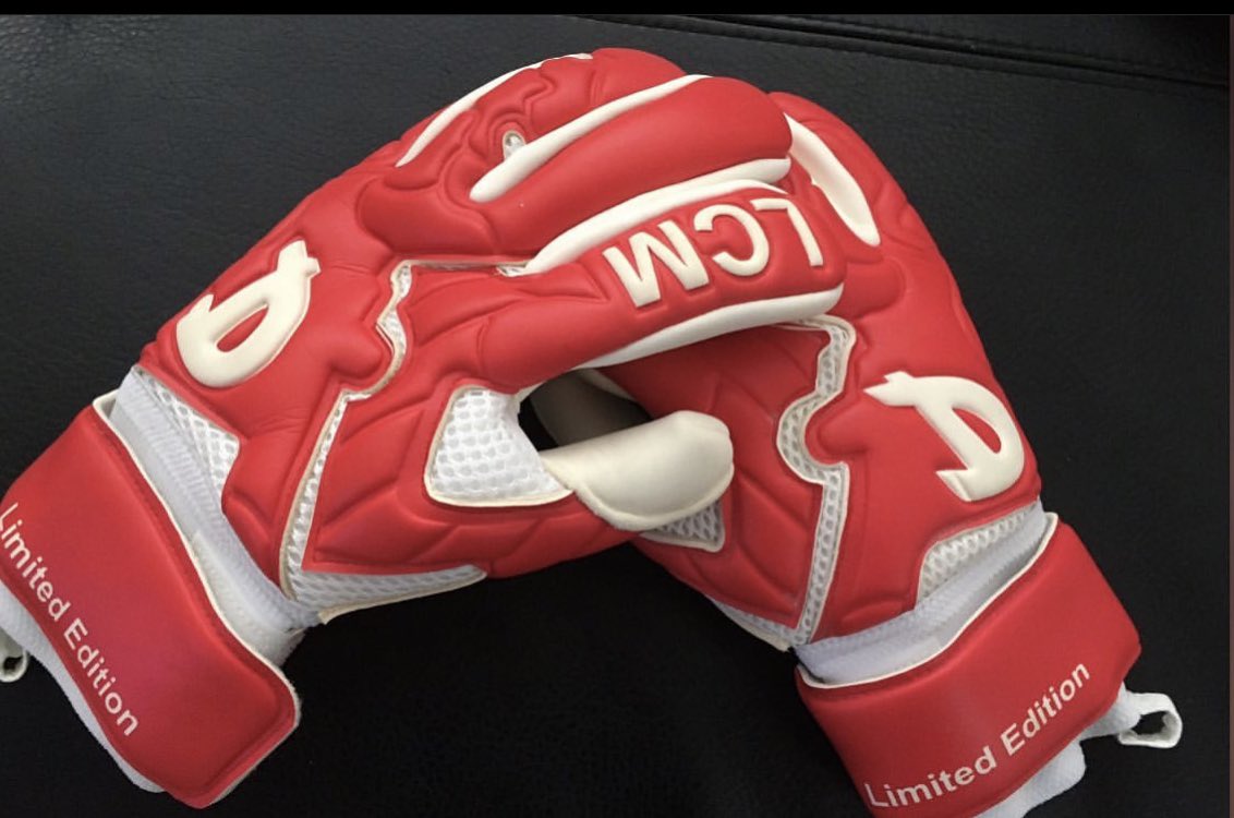 TaylorCaira's tweet photo. BF35 WILL GET YOU 35% OFF ANY GLOVE IN OUR BLACK FRIDAY OFFER 🔥⚽️ #teamdefiance #BlackFridayDeals #BlackFriday2021 #gkunion #thegoalkeeperhub https://t.co/UvuUhnXFXZ
