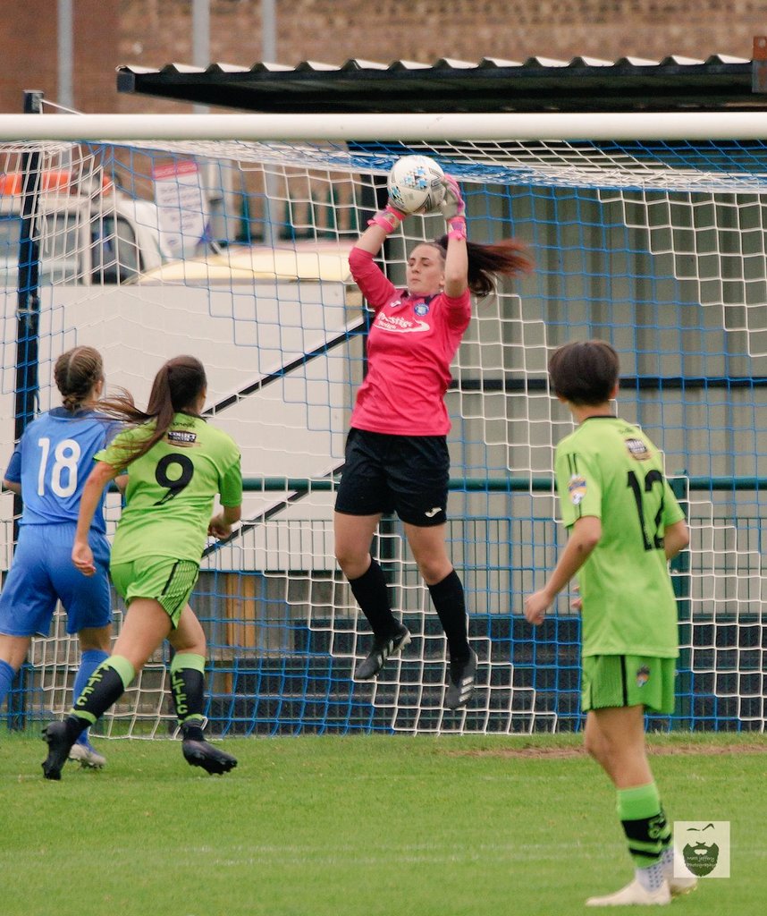 TaylorCaira's tweet photo. BF35 WILL GET YOU 35% OFF ANY GLOVE IN OUR BLACK FRIDAY OFFER 🔥⚽️ #teamdefiance #BlackFridayDeals #BlackFriday2021 #gkunion #thegoalkeeperhub https://t.co/UvuUhnXFXZ