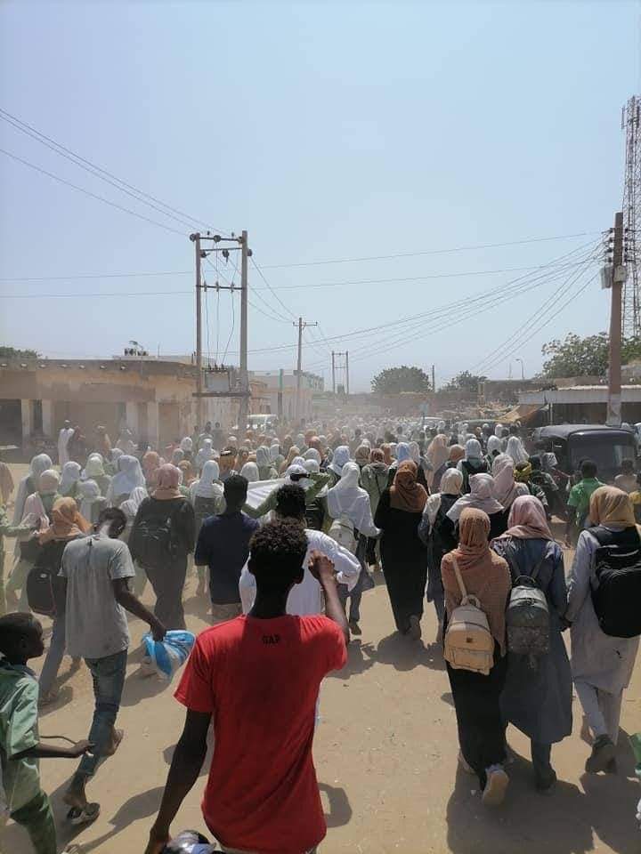 YousraElbagir's tweet photo. Nationwide mass protests across Sudan today condemning the recently signed political agreement w/ the military and expressing solidarity with Darfur, as a deadly militia attack in Jebel Moon reportedly killed 21 people and displaced thousands.

Photos: Khartoum, Nyala &amp; Dinder https://t.co/Fkd5OEje6t