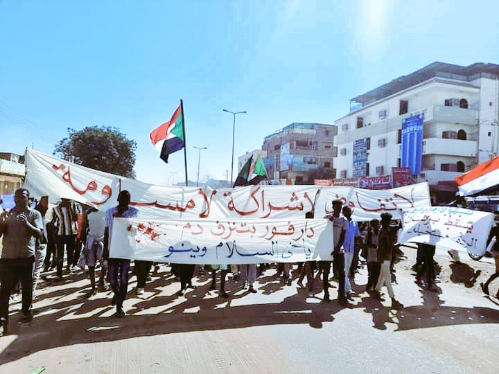 YousraElbagir's tweet photo. Nationwide mass protests across Sudan today condemning the recently signed political agreement w/ the military and expressing solidarity with Darfur, as a deadly militia attack in Jebel Moon reportedly killed 21 people and displaced thousands.

Photos: Khartoum, Nyala &amp; Dinder https://t.co/Fkd5OEje6t
