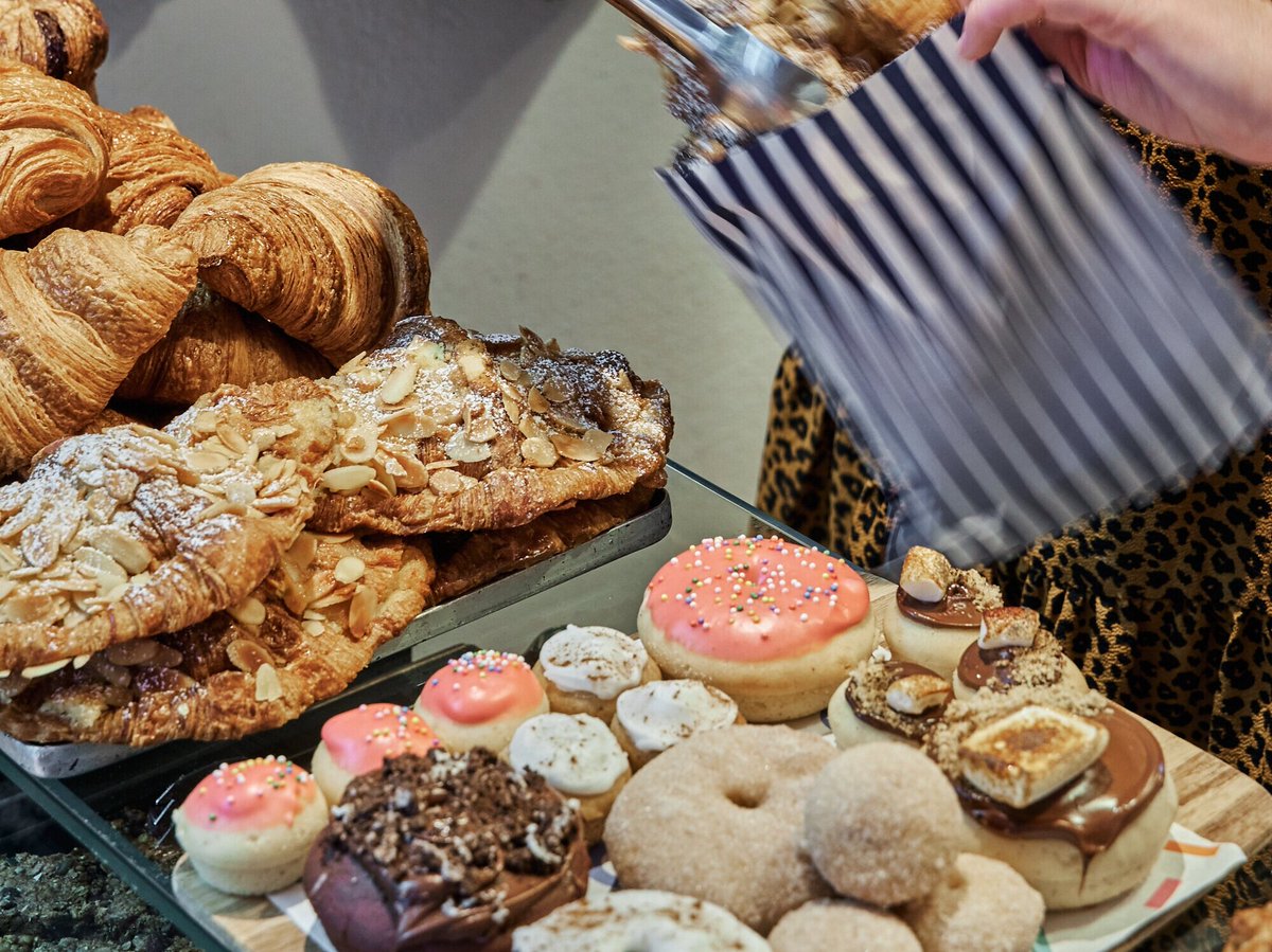 Hungry_INC_Comp's tweet photo. Delicious soft or crunchy pastry. what more would any one want but to stuff their faces with nothing but croissants and donuts. that's right, Norwegians.
#HungryInc #pastry #Food #doughnut #Croissant #Norway https://t.co/NAbtX5yjP7