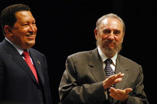 Hoy a 5 años de la siembra del por siempre comandante Fidel Castro, recordamos las palabras de nuestro líder bolivariano Hugo Chávez: “Fidel para mí es un padre, un compañero, un maestro de la estrategia perfecta”. #FidelViveCubaSigue #FidelPorSiempre <a href="/CancilleriaVE/">Cancillería Venezuela 🇻🇪</a>