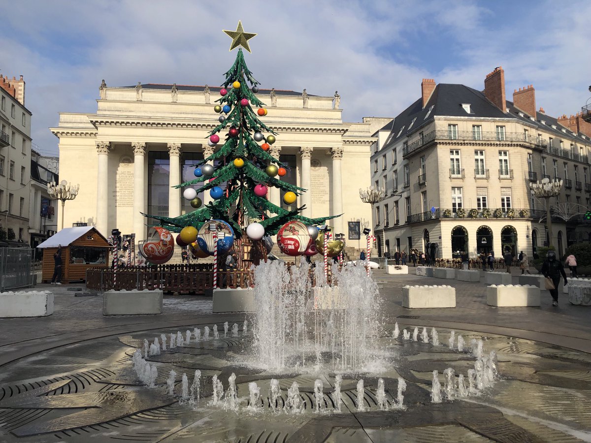 StephanePajot44's tweet photo. Un sapin 🌲 de Noël 🎅 a poussé cette nuit place Graslin #Nantes https://t.co/1aqVjWCHAf