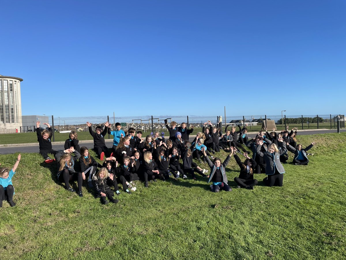 AtlanticPrimary's tweet photo. Year 3 and 4 really enjoyed running their daily mile for Healthy Living Week. Even the teachers were still smiling by the end of it! 🏃‍♀️🏃‍♀️🏃‍♂️ https://t.co/JBUrZiQgtI