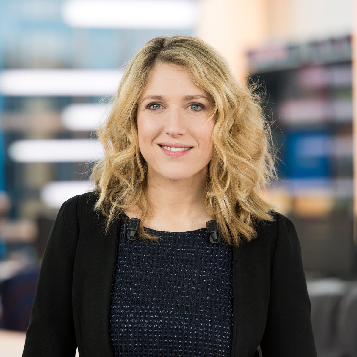 franceinfopro's tweet photo. 📈 #Audiences

📺La matinale de #franceinfo canal 27
2e matinale des chaînes info hier chez les 15-49 ans

👉220 000 tvsp (15-49 ans, audience cumulée 60") ont commencé leur journée avec @SamuelEtienne et @cdelabaume

👉Record de saison : 6,6% de PdA

👏 Bravo aux équipes ! https://t.co/iZoY4oE4iU