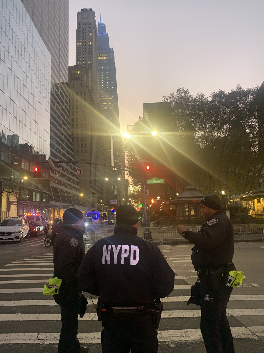 The_GeekGrl's tweet photo. @NYPDnews @Macys @NBCNewYork Thanks @NYPDnews for being out at #MacysThanksgivingDayParade this morning https://t.co/yjwXowAWrX