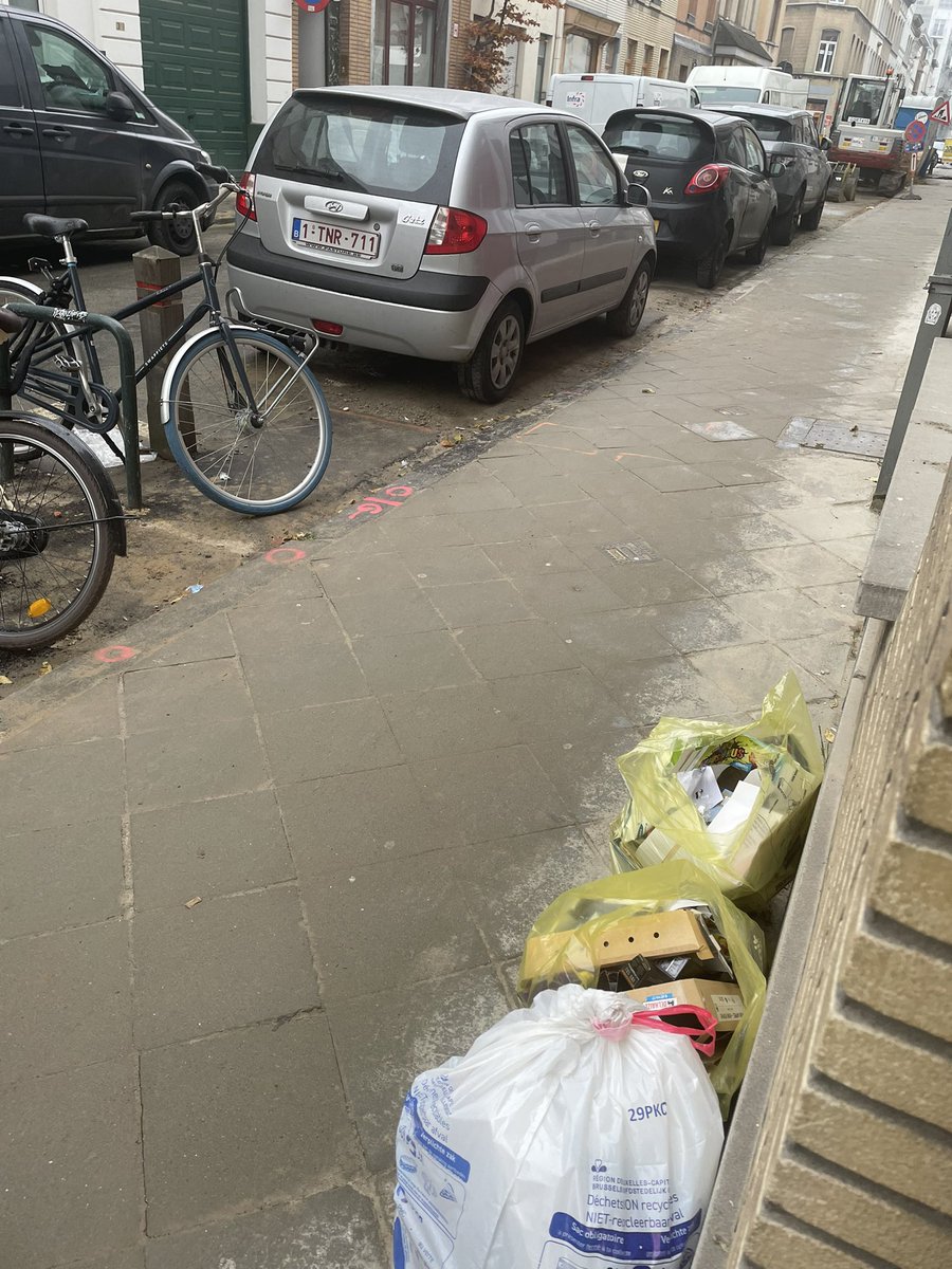 Encore la rue du viaduc en travaux et aucune communication avec les riverains. On pensait d’etre débarrasser de tout ça après avoir vécu 6+ semaines déjà. Poubelles laissé dans la rue le jour de collecte car manque de info. <a href="/Ixelles_Elsene/">Ixelles Elsene</a> vous avez des réponses? <a href="/Lixellois/">L'ixellois</a>