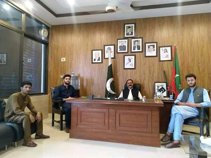 Syptwincities's tweet photo. سٹیٹ یوتھ پارلیمنٹ کی محنت رنگ کے آئی۔
گلگت بلتستان کے اسمبلی ہال میں ختم نبوت کی آیت اور حدیث خوبصورت خطاطی کے ساتھ سنہری حروف میں لکھنے کی قرارداد وزیر انفارمیشن کی جانب سے پیش کردی گئی۔ اس سلسلے میں ہمارے وفد کی انسے کچھ دن پہلے  ملاقات ہوئی تھی۔
 https://t.co/VdWuEn8u20