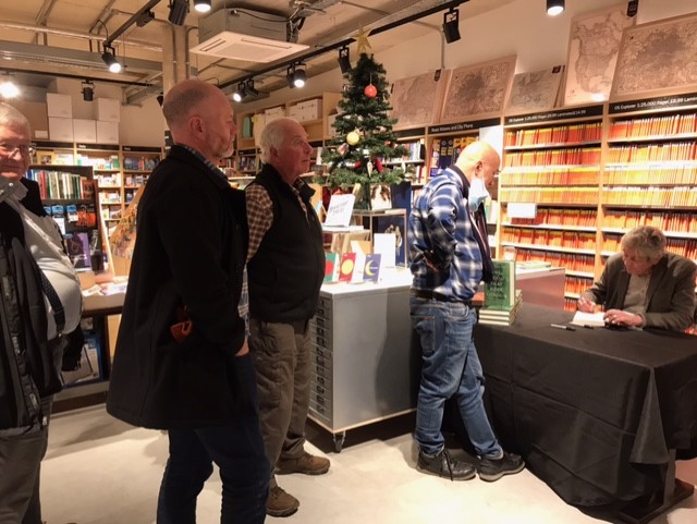 FMcMAssociates's tweet photo. A wonderful evening at @StanfordsTravel with @SchulerCJ last night, signing copies and talking all things The Wood That Build London! (@sandstonepress) https://t.co/df7UCMqvwY