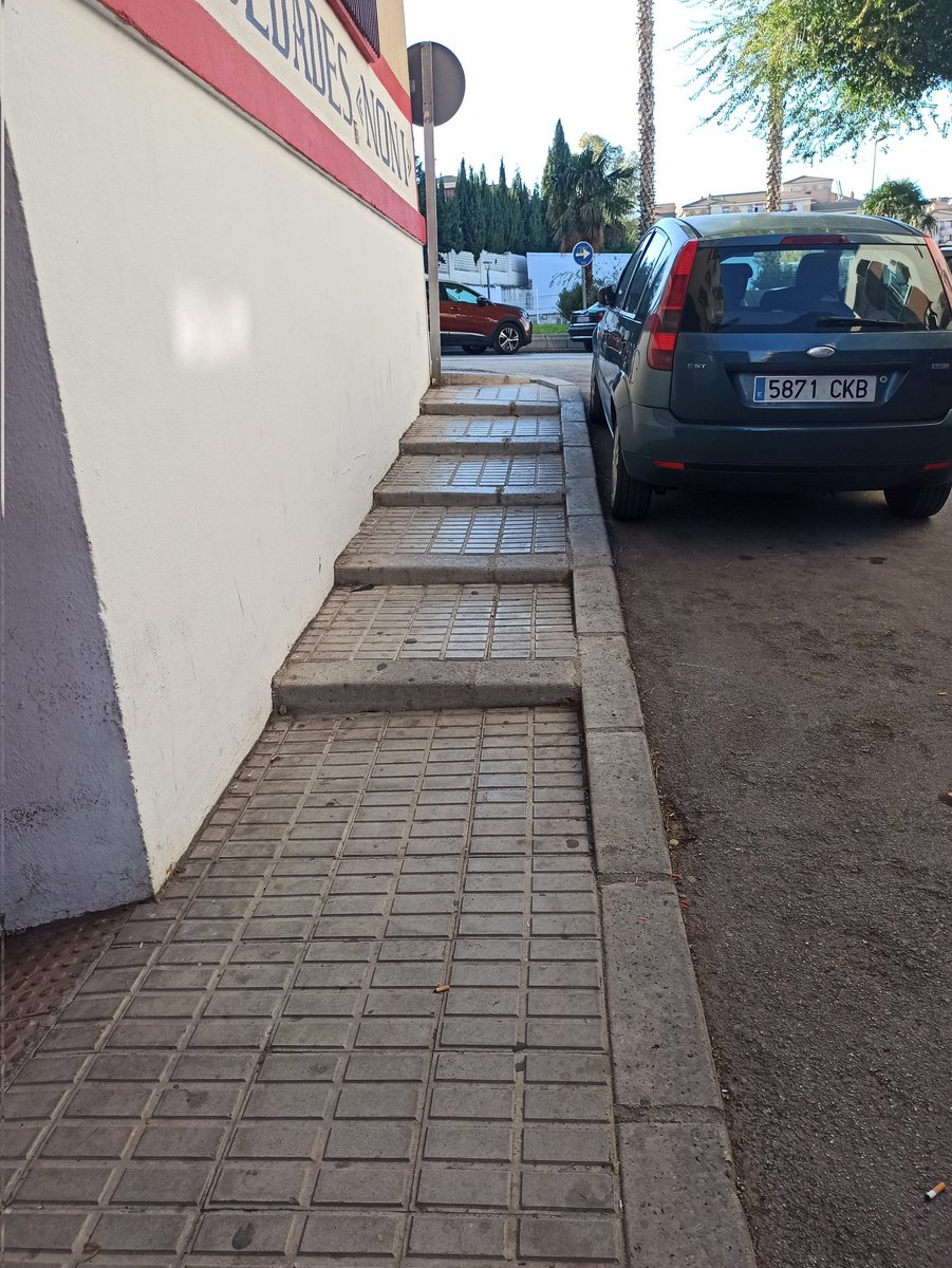 Lsanchezmartin's tweet photo. En las imágenes observamos el peligro de aceras estrechas con escaleras para las personas con movilidad reducida o visibilidad reducida, y en calles más anchas vemos la falta de civismo de la sociedad limitando y dificultando su acceso por estas #diversidaduoc #Sharediversitas https://t.co/avDrfEv7sh