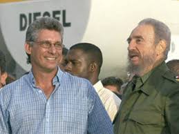 En el despacho de #Fidel en el Palacio de la Revolución todo está como lo dejó él en su último día allí. Trato de imaginarlo en medio de las duras batallas de tantos años desafiantes. Me inspira, me emociona. Y sigo peleando. #FidelVive #CubaVive