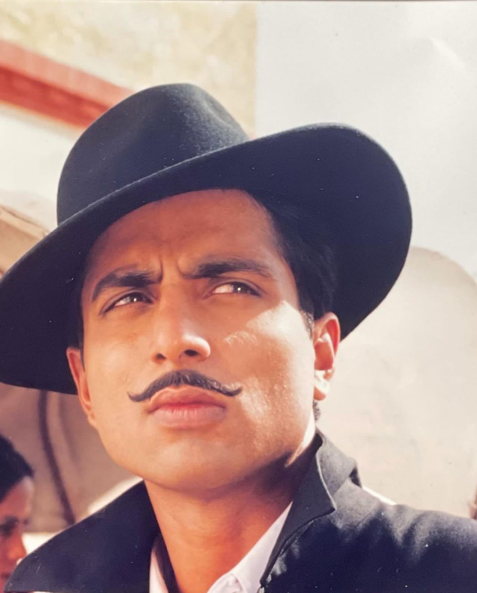 gumnamguru's tweet photo. हर दौर में भगत सिंह होते हैं! 
आजादी से पहले वाले भगत सिंह नें अंग्रेजों से आजादी दिलाने के लिए महाक्रांति छेड़ दिया था! 
आजादी के बाद के भगत सिंह @SonuSood भाई ने, बिमारियों ,अज्ञानता, बेरोजगारी, निराशा, नाउम्मीदी से आजादी दिलाने में महाक्रांति छेड़ रखा है!#real_indian
#जय_हिंद https://t.co/Hyza4rcnUI