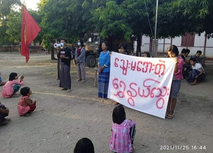 Huge crowds joining anti coup sit-in strike in Bain Nwe Chaung, Yinmarpin.

#HelpMyanmarIDPs #Nov25Coup
#WhatsHappeningInMyanmar