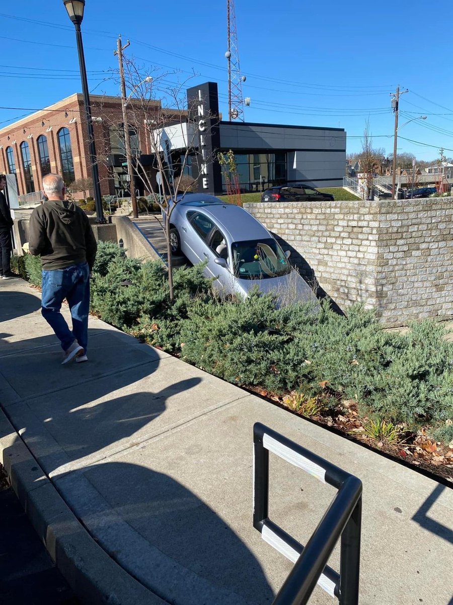 Leisure_Suits's tweet photo. 10/10 for parking creativity. Only in Cincinnati!... @CincyProblems @CincyMeme #OnlyInCincinnati #CincyProblems #ParkingFails #Fails #ComeOnMan https://t.co/BrhUOJSnFI
