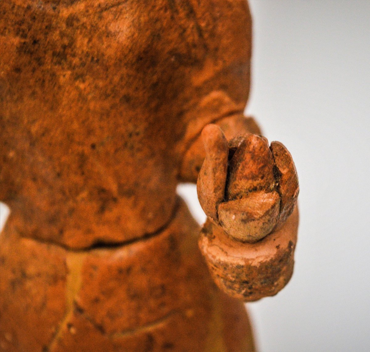 Museo_Eboli's tweet photo. #stopviolenceagainstwomen
Statuetta femminile che avanza, portando nella sinistra un fior di loto. Il fior di loto affonda le sue radici nel fango, ma rimane incontaminato a simboleggiare la rinascita e la forza vitale delle #donne 👠
#25novembre @CasaLettori @CasaScrittori https://t.co/ShcbsSjomv