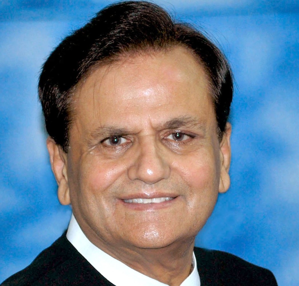 SanjaySDutt's tweet photo. One year has passed, since #AhmedPatel Ji left us for his heavenly abode, yet memories of his vibrant leadership, loyalty &amp;  committment to #Congress &amp; our Leadership remain fresh as ever in our hearts.
ज़िंदगी भर गम जुदाई का हमें तड़पायेगा
हर नया मौसम पुरानी याद लेकर आएगा.. https://t.co/vnmAgrxBp9