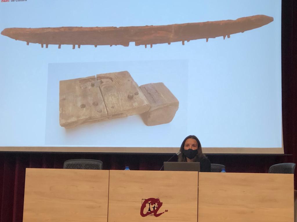 macarqueologia's tweet photo. 🔹 Rut Geli, responsable del #MACcasc, ha presentat els sistemes portuaris a les costes de Catalunya, una visió de conjunt a partir dels derelictes. https://t.co/Z05lCIKUgW