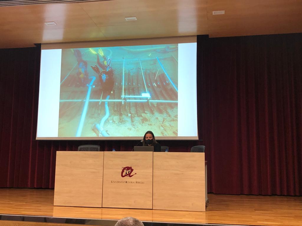 macarqueologia's tweet photo. 🔹 Rut Geli, responsable del #MACcasc, ha presentat els sistemes portuaris a les costes de Catalunya, una visió de conjunt a partir dels derelictes. https://t.co/Z05lCIKUgW