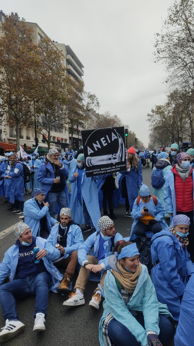 ETUDIANTS_IADE's tweet photo. Ici, à Paris les @ETUDIANTS_IADE et les @IADE_de_France veulent rencontrer @olivierveran. Nous attendons.

#IADEenPratiqueAvancee
#onlacherarien https://t.co/2GOfcW35VO