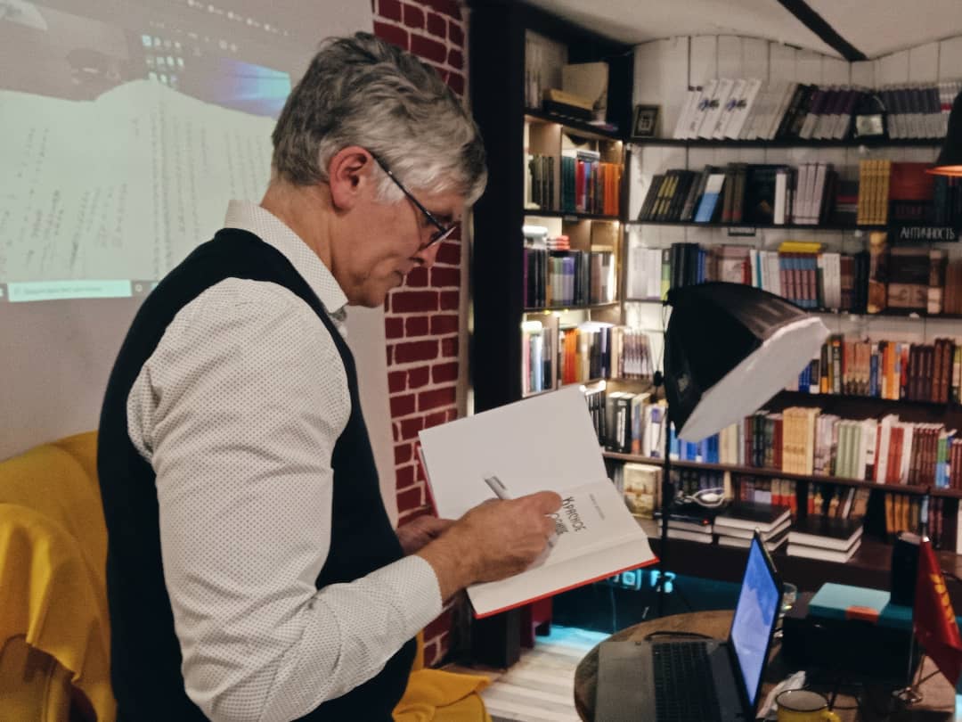 5Rim_publishing's tweet photo. Вчера в «Листве» на встрече с Павлом Аптекарем https://t.co/VJHwqiOOus