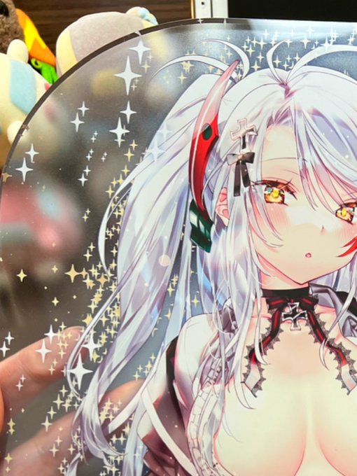 制服オイゲンのアクリルボードはすりガラスみたいでとっても綺麗…紅茶アリスも気に入ってるのでモバイルバッテリーにできて良かった!写真まだちゃんと撮れてないので、一部ですが雰囲気伝われば! 